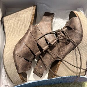 Simply Vera Vera Wang Brown Tan Wedge Shoes